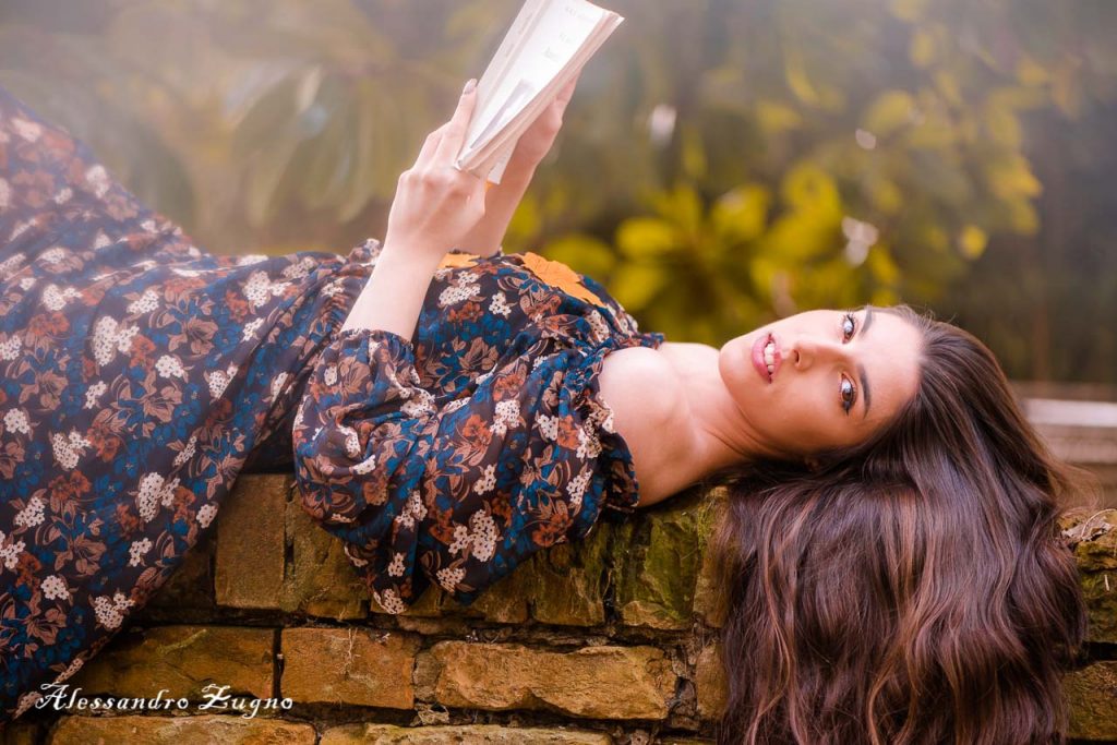 ragazza in posa per immagini autunnali