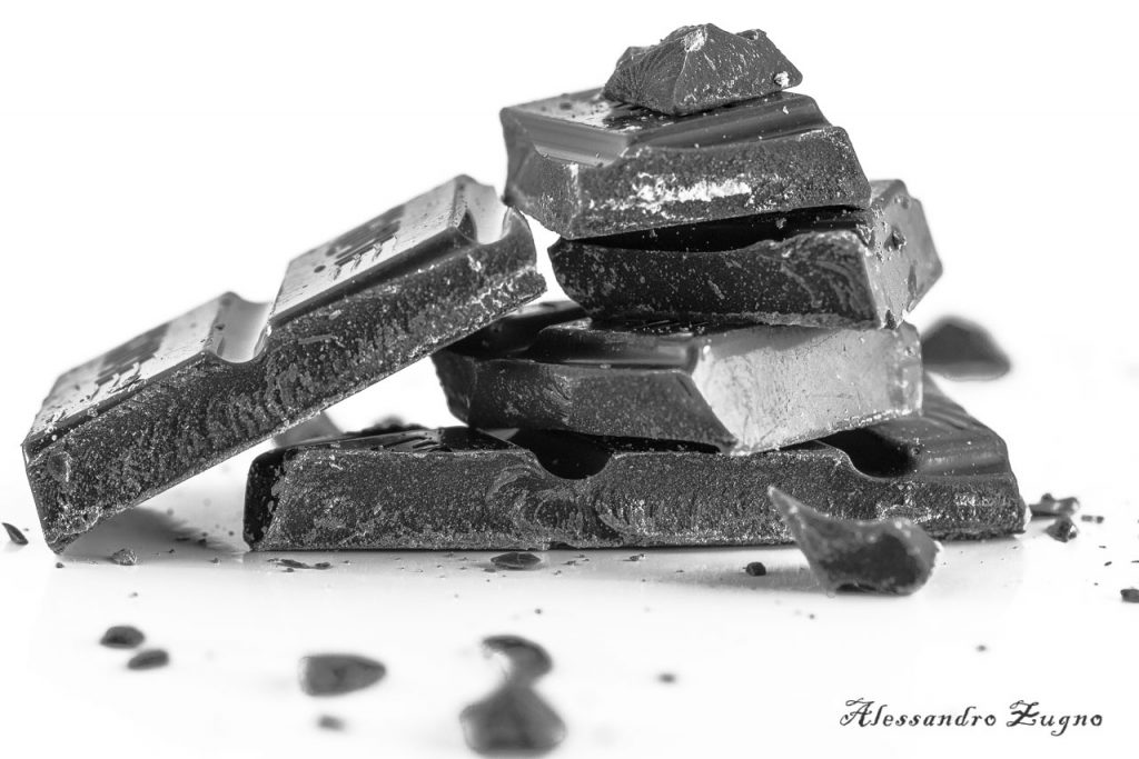 pezzi di cioccolato su sfondo bianco