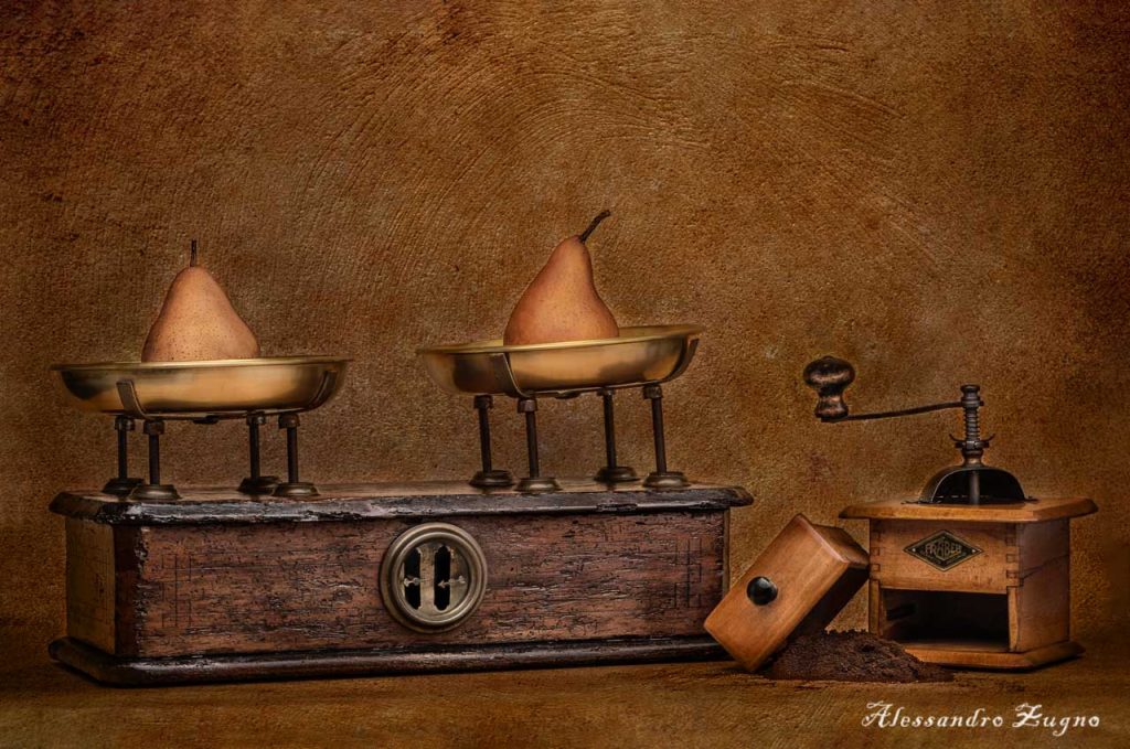 fotografia still life bilancia antica su sfondo pittorico