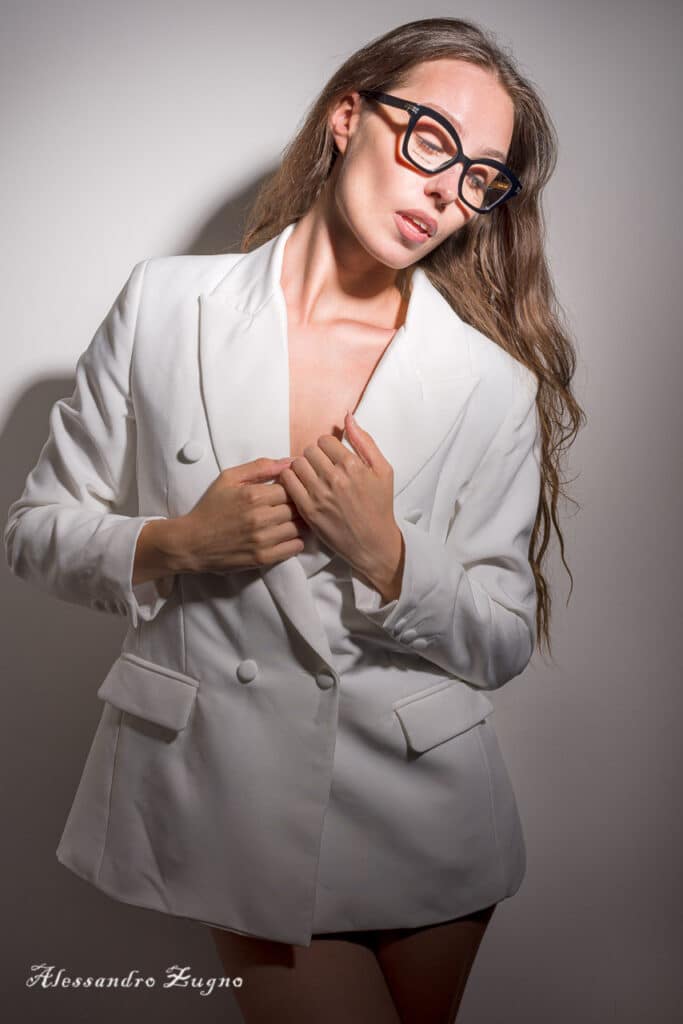 fotomodella durante book fotografico in studio a Milano