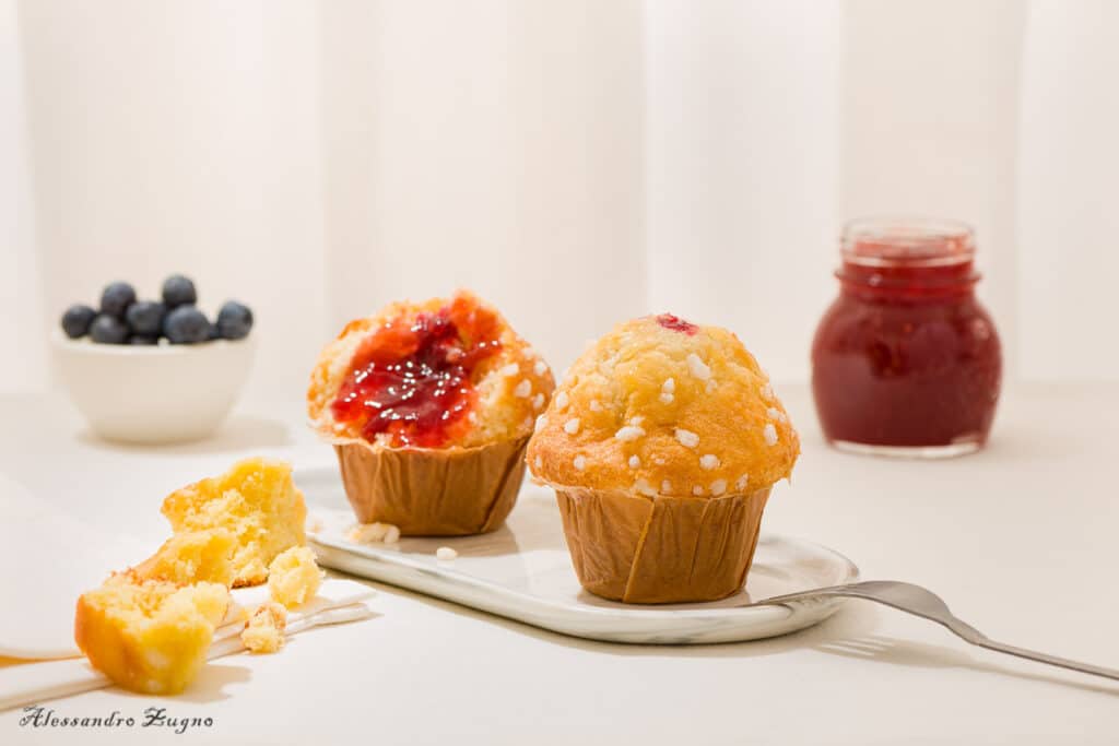 immagine di muffin alla frutta in stile light e airy