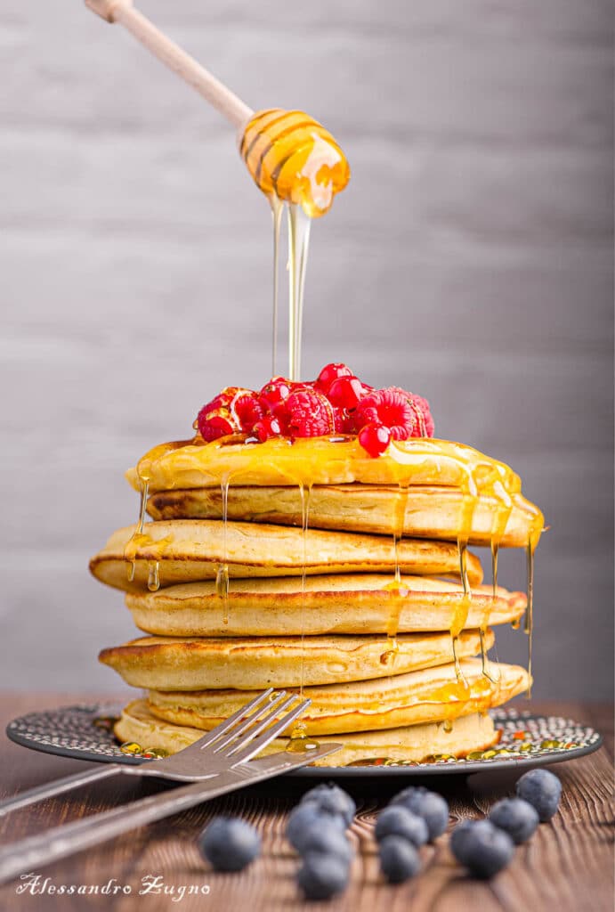 Pancakes con sciroppo e frutti di bosco