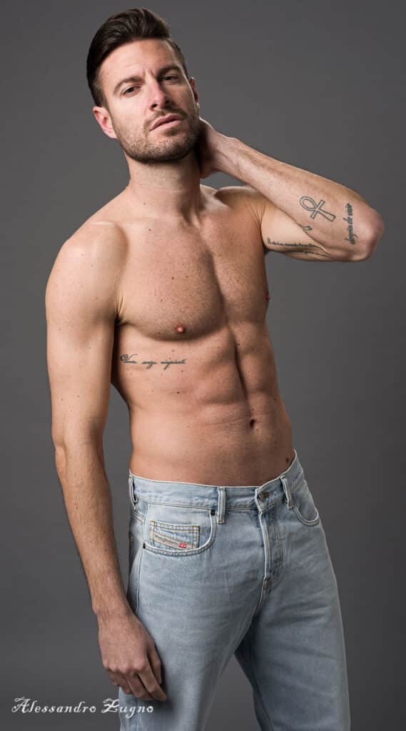posa fotografica uomo a torso nudo