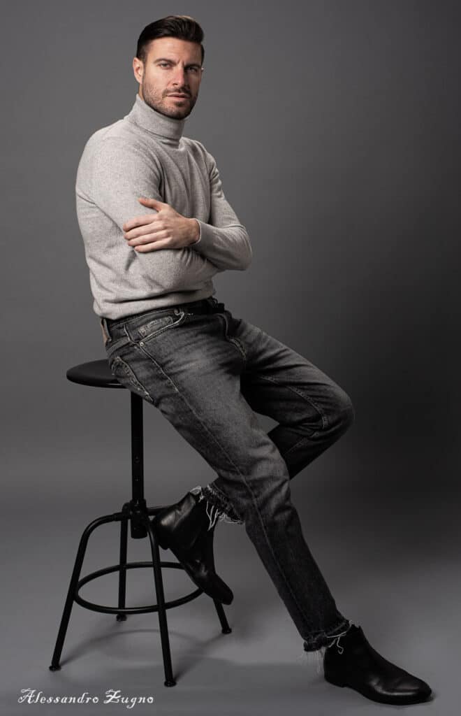 modello in posa seduto per book fotografico uomo a Milano