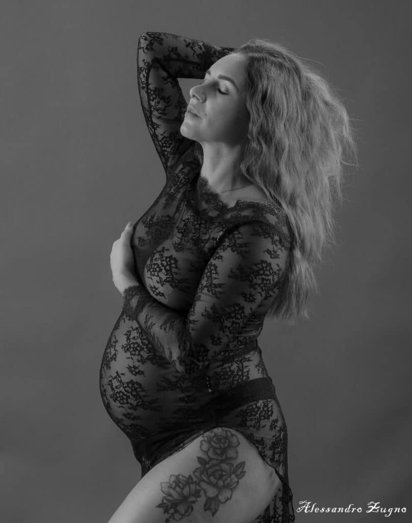 modella in posa per fotografo gravidanza a Padova