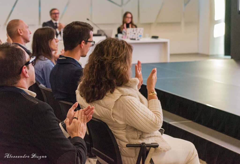 foto persone che applaudono durante evento aziendale a Padova