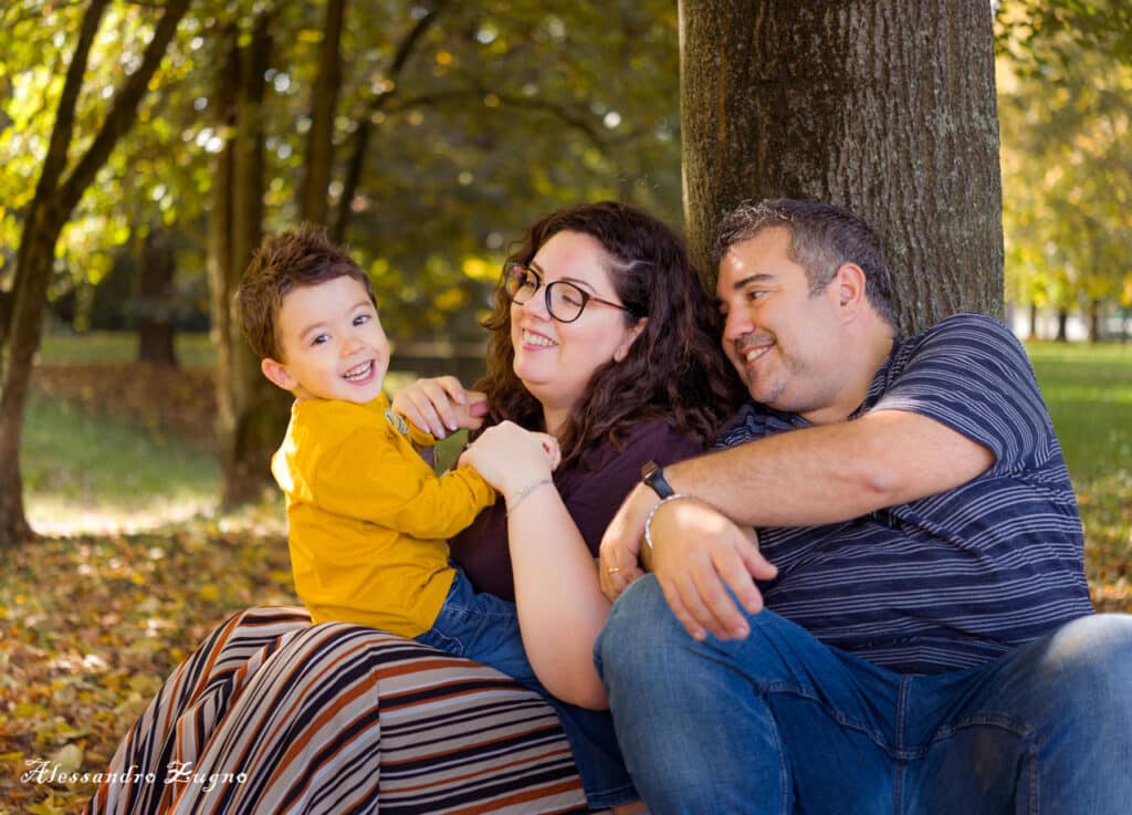 foto di famiglia felice al parco a Padova