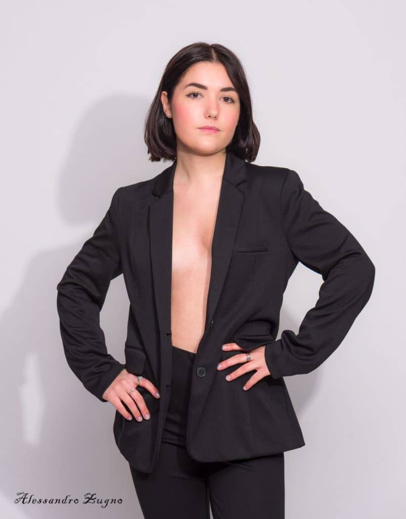 foto modella con blazer e pantaloni neri