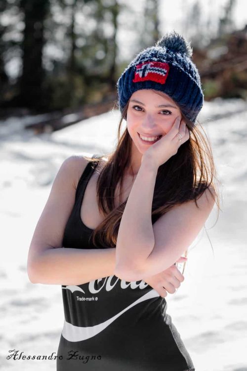modella in costumke sulla neve