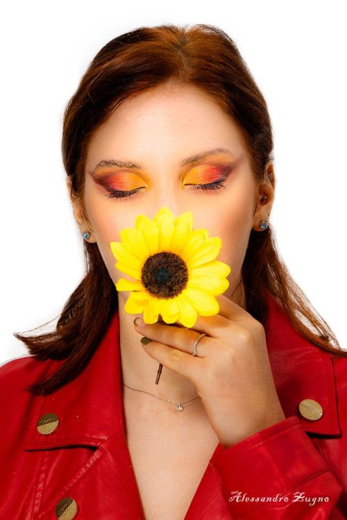 immagine ragazza con trucco e fiore