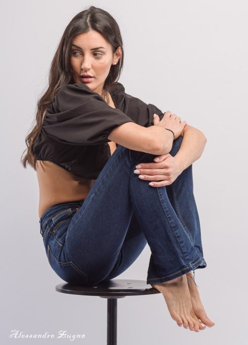 ragazza seduta con ginocchia al petto