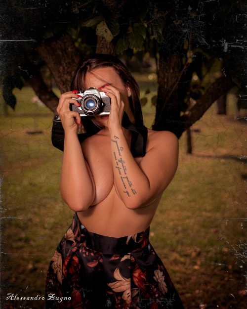 ragazza che usa fotocamera vintage