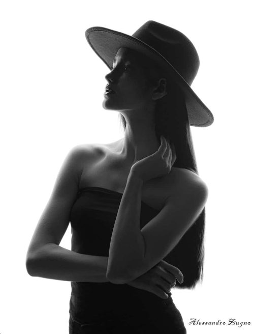 ritratto donna con cappello black and white