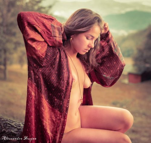 fotografia donna nuda su un albero