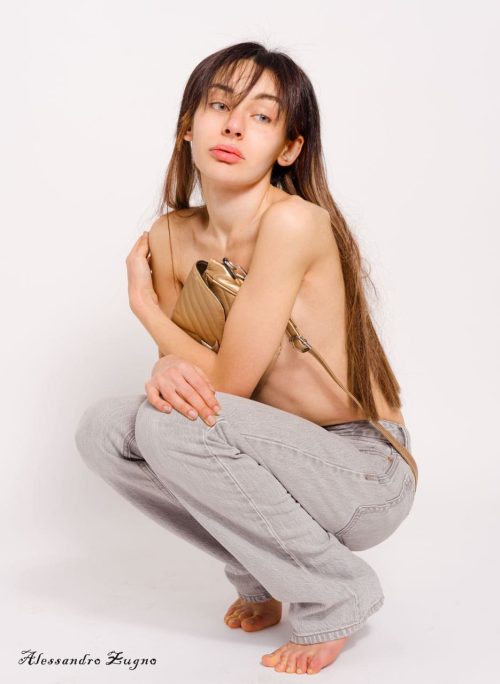 foto fashion model con borsetta