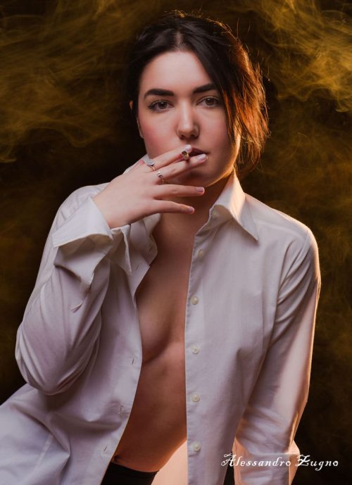 foto ritratto ragazza con fumo
